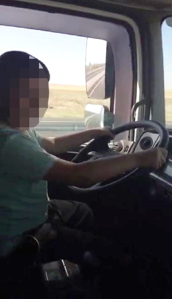 10 Yaşındaki Yeğenini Direksiyon Başına Oturtan Amcaya Para Cezası Kesildi