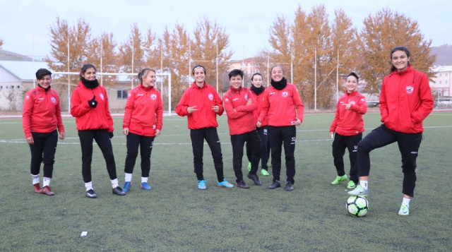 Futbolcu Kızlar İmkansızlıklar İçinde Çıktıkları Maçlarda 1. Lig Mücadelesi Veriyor