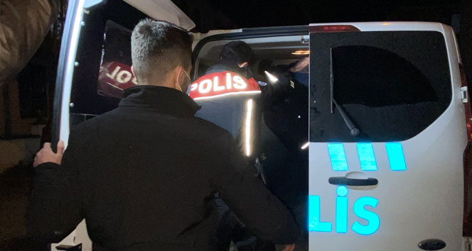 Gözaltına alınan şahıs polis aracının içinde kafesi yumrukladı