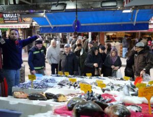 Hamsinin 50 lira olduğunu duyan alabilmek için birbiriyle yarıştı