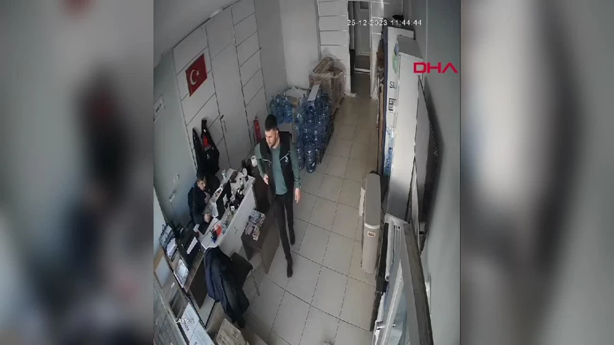 Nefes borusuna salata materyalleri kaçan adam arkadaşı tarafından kurtarıldı