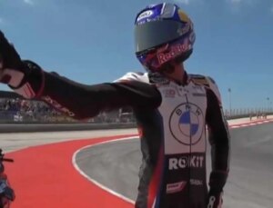 Zafer sonrası Yusuf Dikeç pozu! Toprak Razgatlıoğlu, rekor kırarak tarihe geçti