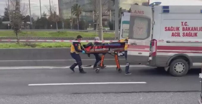 Bağcılar’da aracından inen kamyonet sürücüsüne araba çarptı; 1 meyyit