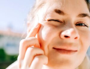 Kolajen desteği cildin elastikiyetini artırıyor, pekala kırışıklıklar?