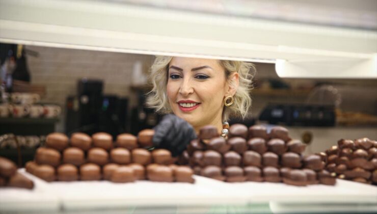 Devlet takviyesiyle kurduğu imalathanede hemcinsleriyle çikolata üretiyor