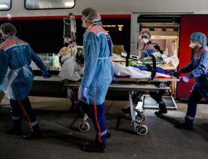 Üniversitede salgın paniği! 2 kişi öldü, 11 kişi hastanede, 30 bin bireyle irtibata geçildi