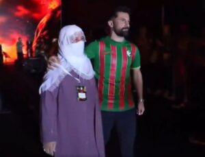 Amedsporlu Celal Hanalp, kupa merasimine annesi ve Sırrı Süreyya Önder’in sesiyle çıktı