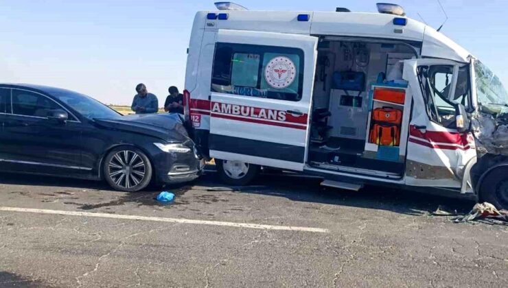 Mardin’de ambulans, tır ve arabanın karıştığı kazada 3 kişi yaralandı