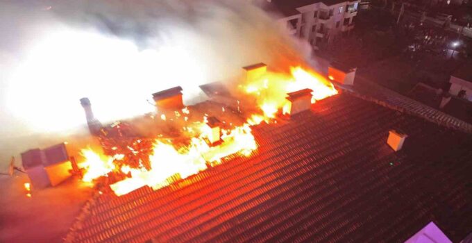 Aksaray’da elektrik panosundan çıkan yangın çatıyı sardı